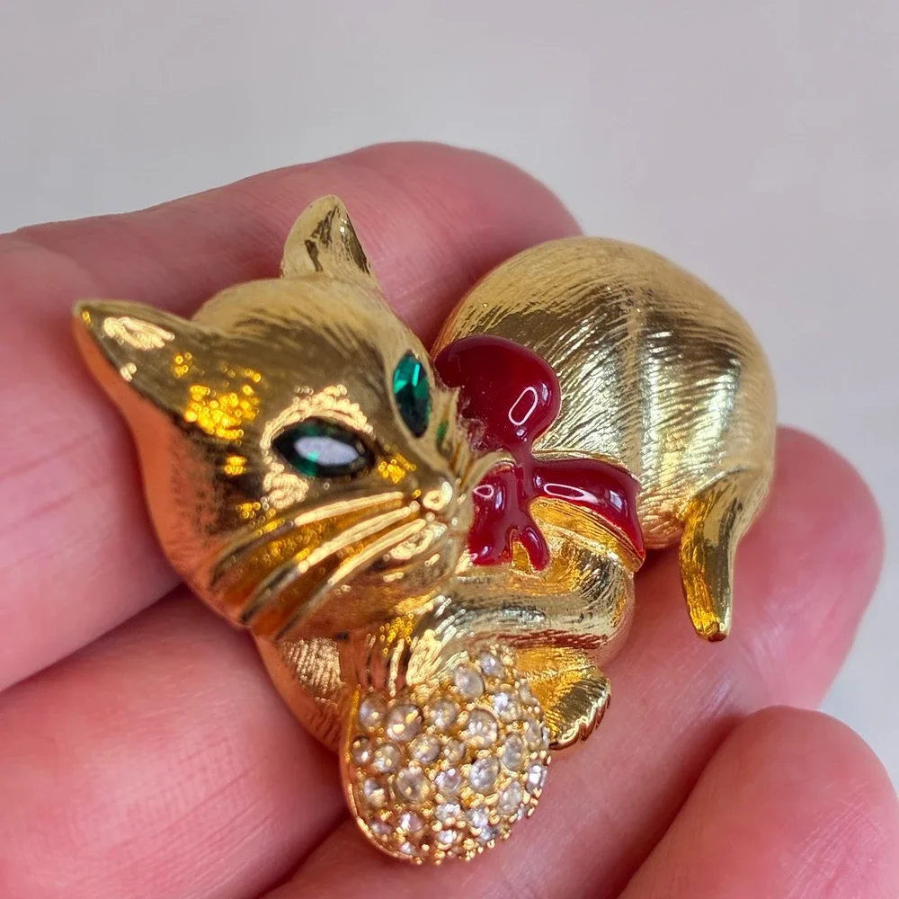Napier Vintage Gold Tone Cat‎ Brooch Green Eyes Red Bow Rhinestone Yarn Ball